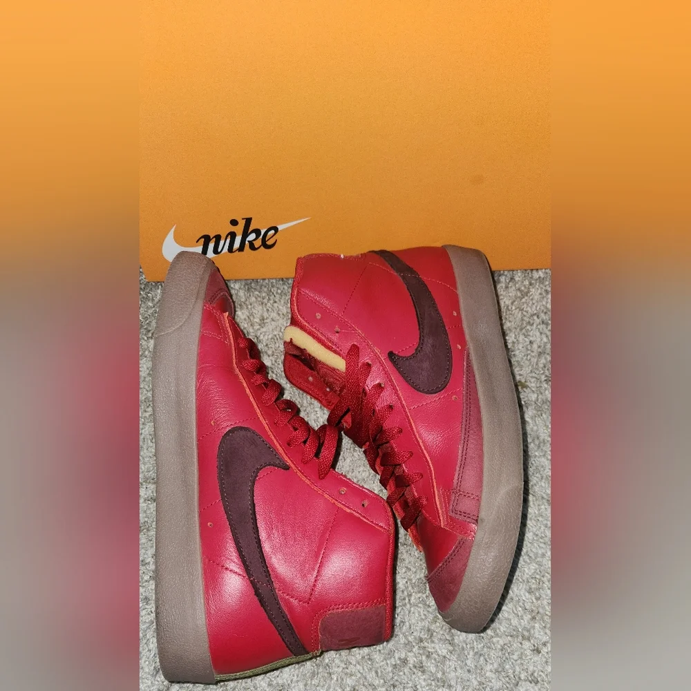 Nike Blazer‎ Mid '77 Vintage Sneaker in Gym Red/Team Red/Burgundy Size 8.5